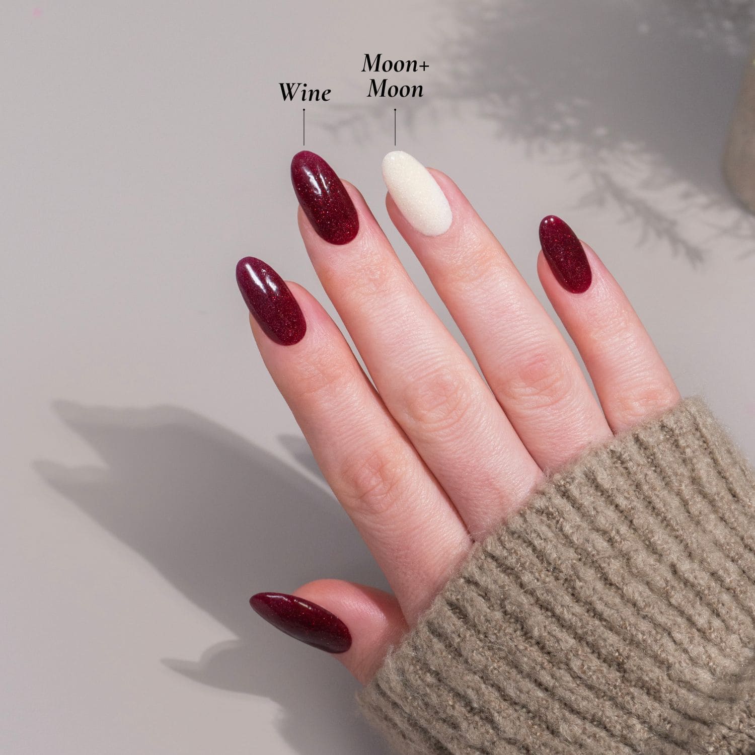 DIY-Maniküre mit DIPDRIP: Wine (glitzerndes Dunkelrot) und Moon+Moon (cremiges Hellbeige) für ein schickes Nageldesign.