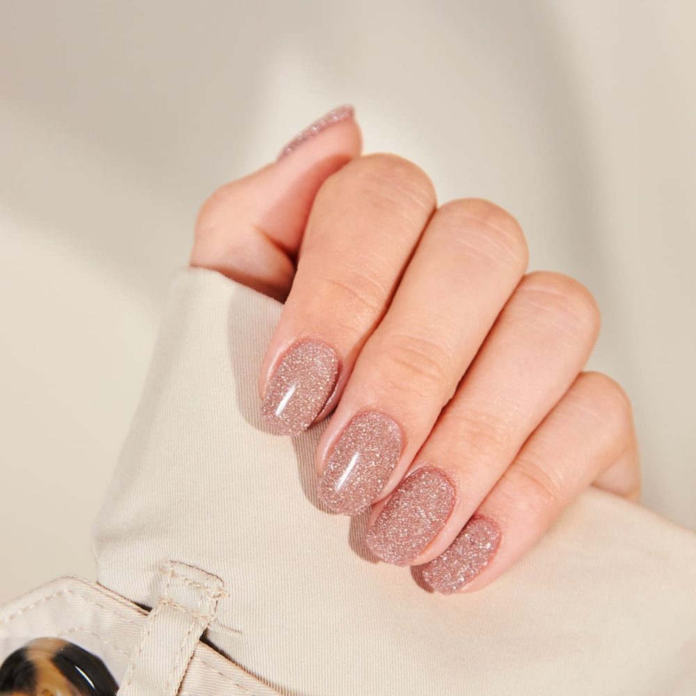 DIY-Maniküre mit DIPDRIP: Satin Sparkle (glitzerndes Rose) für einen glamourösen und glänzenden Nagel-Look. Perfekt für einen auffälligen und eleganten Auftritt, der sofort ins Auge fällt.