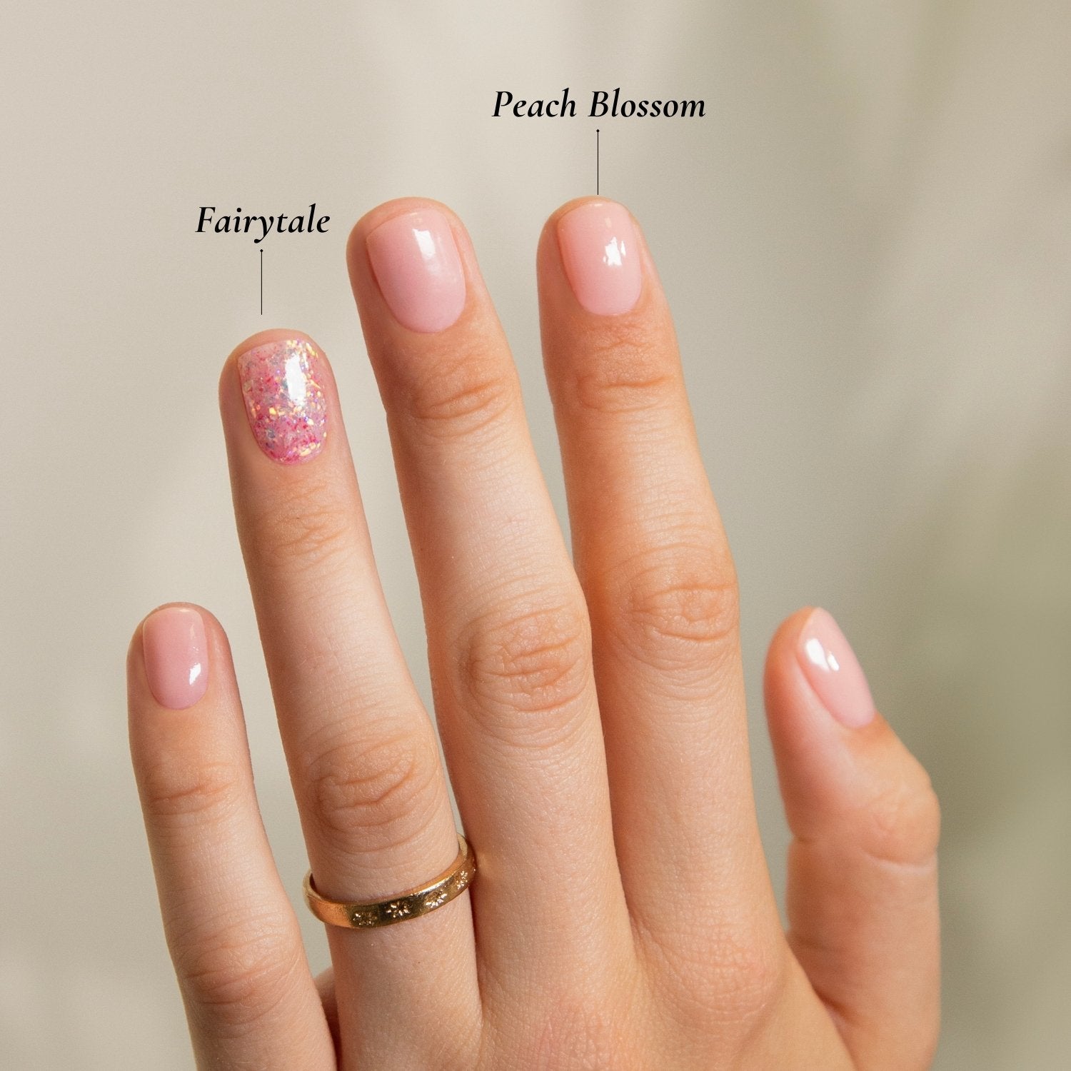 DIY-Maniküre mit DIPDRIP Fairytale (glitzerndes Rosa) und Peach Blossom (zartes Rosa) für ein elegantes Nageldesign.