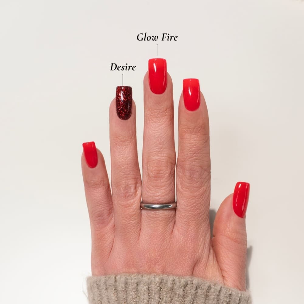 DIY-Maniküre mit DIPDRIP: Desire (dunkles Rot mit Glitzer) und Glow Fire (glänzendes Rot) für ein glamouröses Nageldesign. Perfekt für einen funkelnden und eleganten Look, der auffällt.