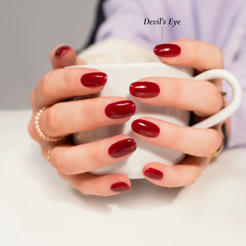 DIY-Maniküre mit DIPDRIP: Devil's Eye (glänzendes Dunkelrot) für ein auffälliges Nageldesign. Diese Farbe ist perfekt für eine glamouröse und elegante Maniküre, die alle Blicke auf sich zieht. Ideal für festliche Anlässe oder einfach, um sich selbst zu verwöhnen.