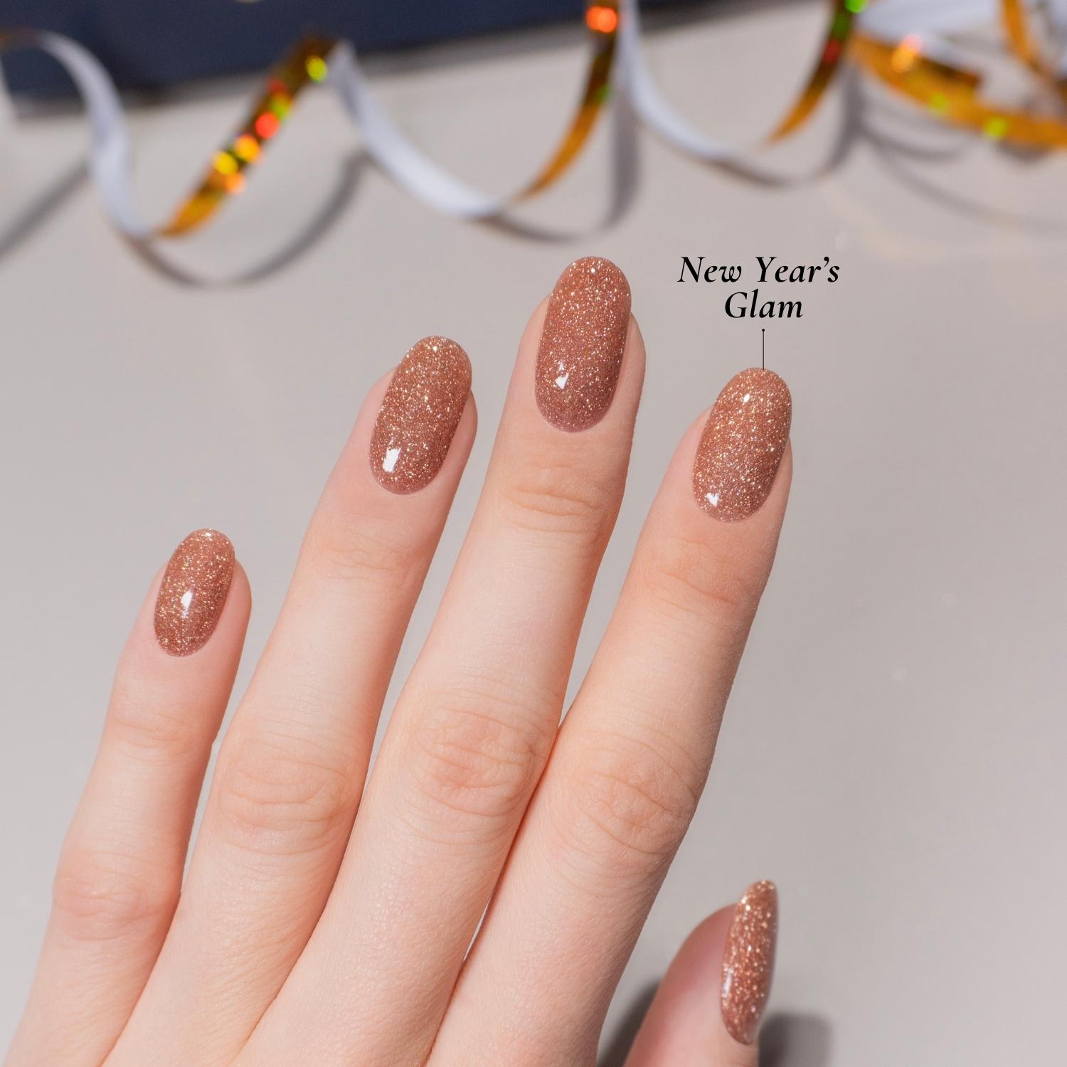 DIY-Maniküre mit DIPDRIP: Bronze (glitzernd), New Year's Glam für ein festliches Nageldesign.