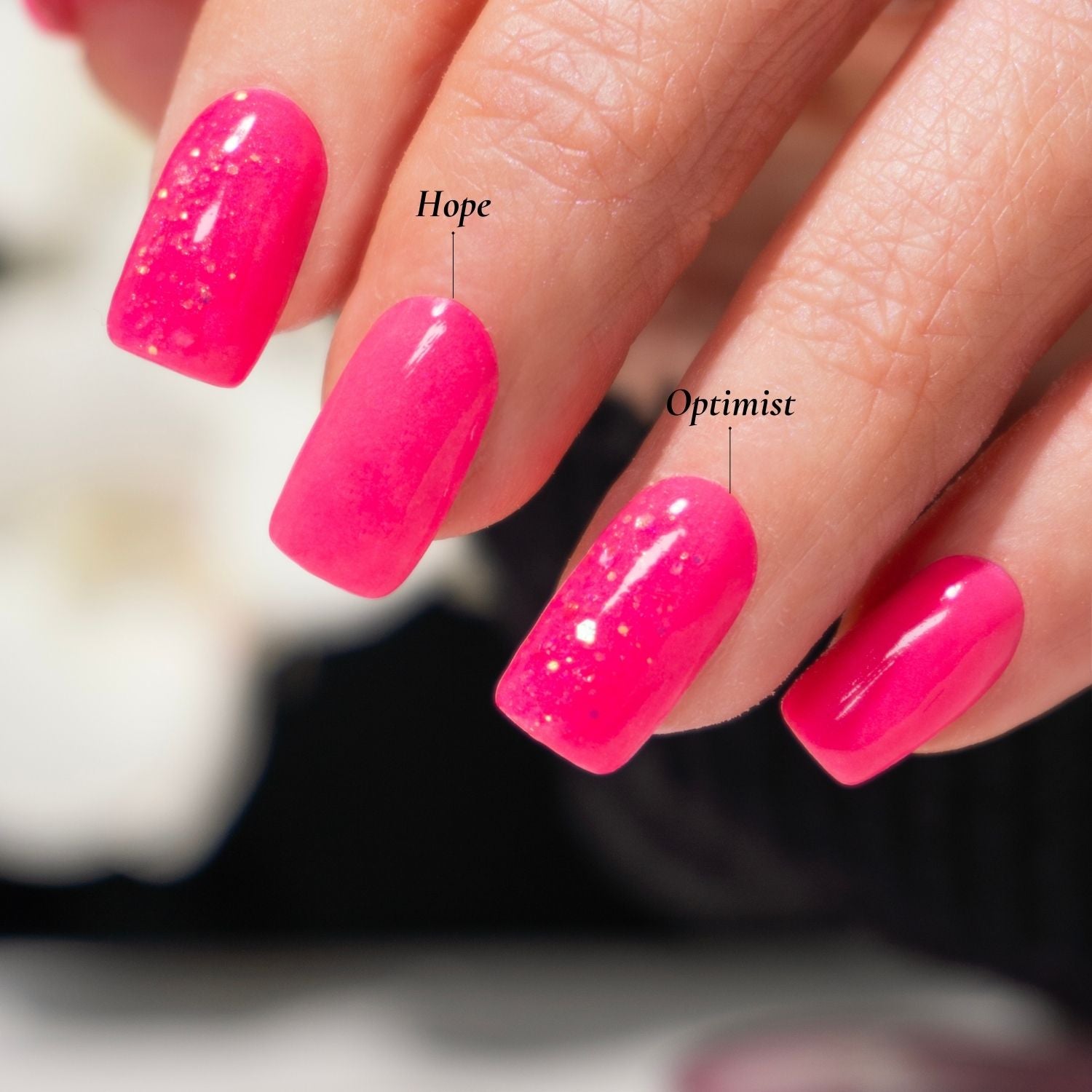 "DIY-Maniküre mit DIPDRIP: Bright Pink (glänzend) und Glitter Hope + Optimist für ein motivierendes Nageldesign.